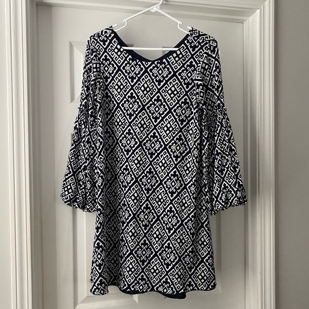crown & ivy Black and White Geometric Bell-Sleeve Tunic Dress